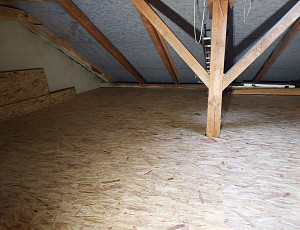 Zateplení stropu řadového rodinného domku pomocí foukané izolace